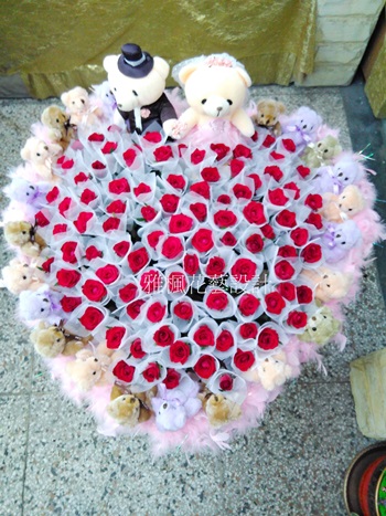 幸福浪漫_遇見熊熊99朵玫瑰花束彰化員林雅楓花店提供免費外送服務