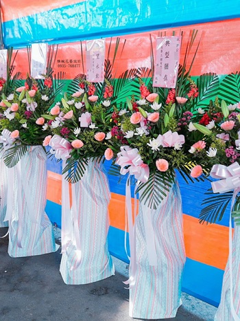 四湖花店外公過世送花蘭花柱，二崙花店親家母往生送花籃，雲林花店送花籃到喪家